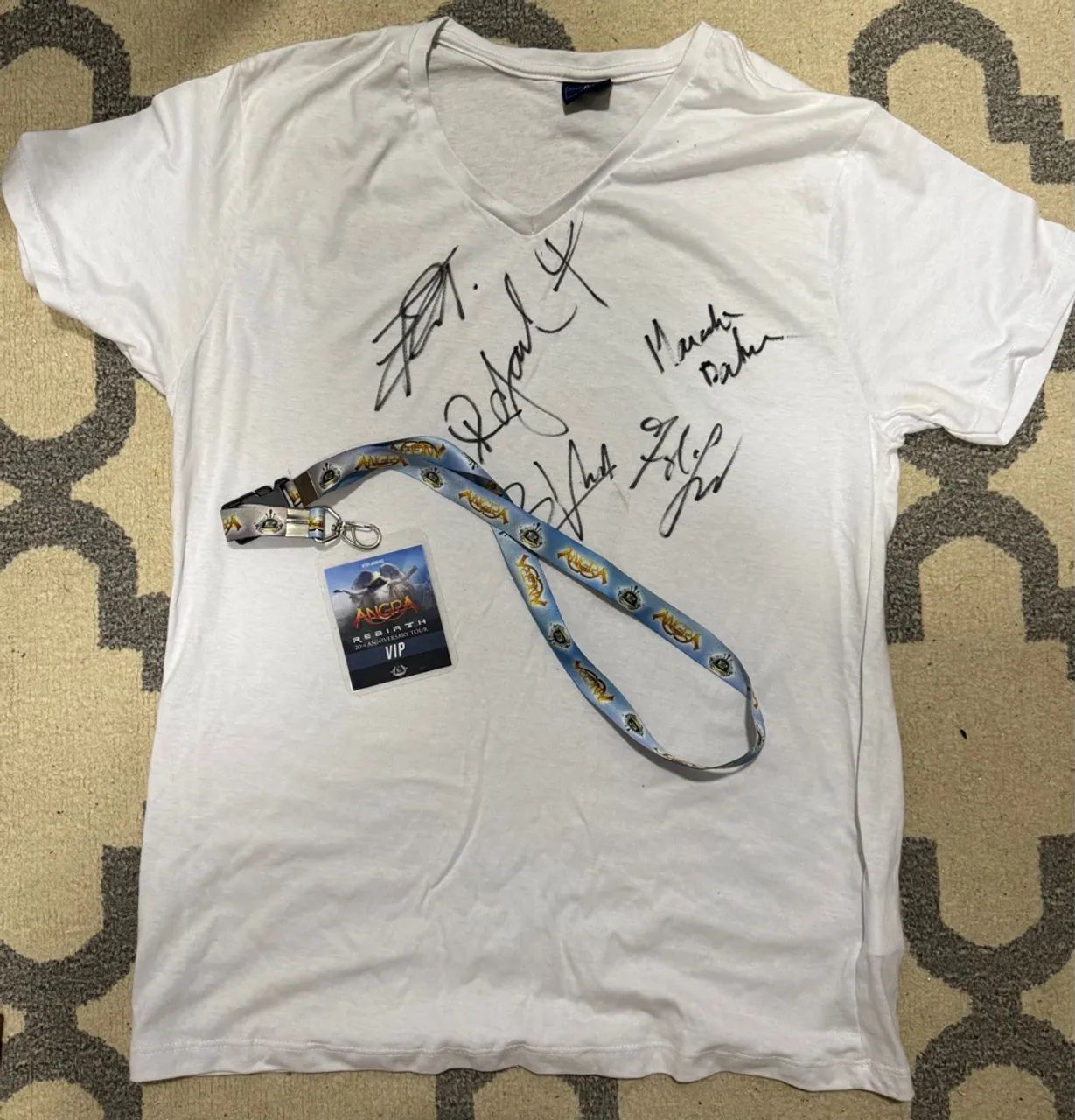 Camiseta Autografada pelo Angra (Formação 2024) + Crachá VIP Oficial