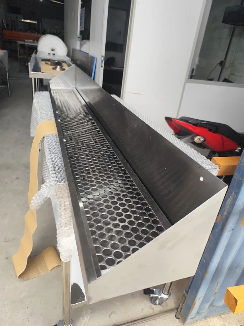 Prateleira suspensa gradeada 1,90m - Fabricada em aço inox - Foto 2