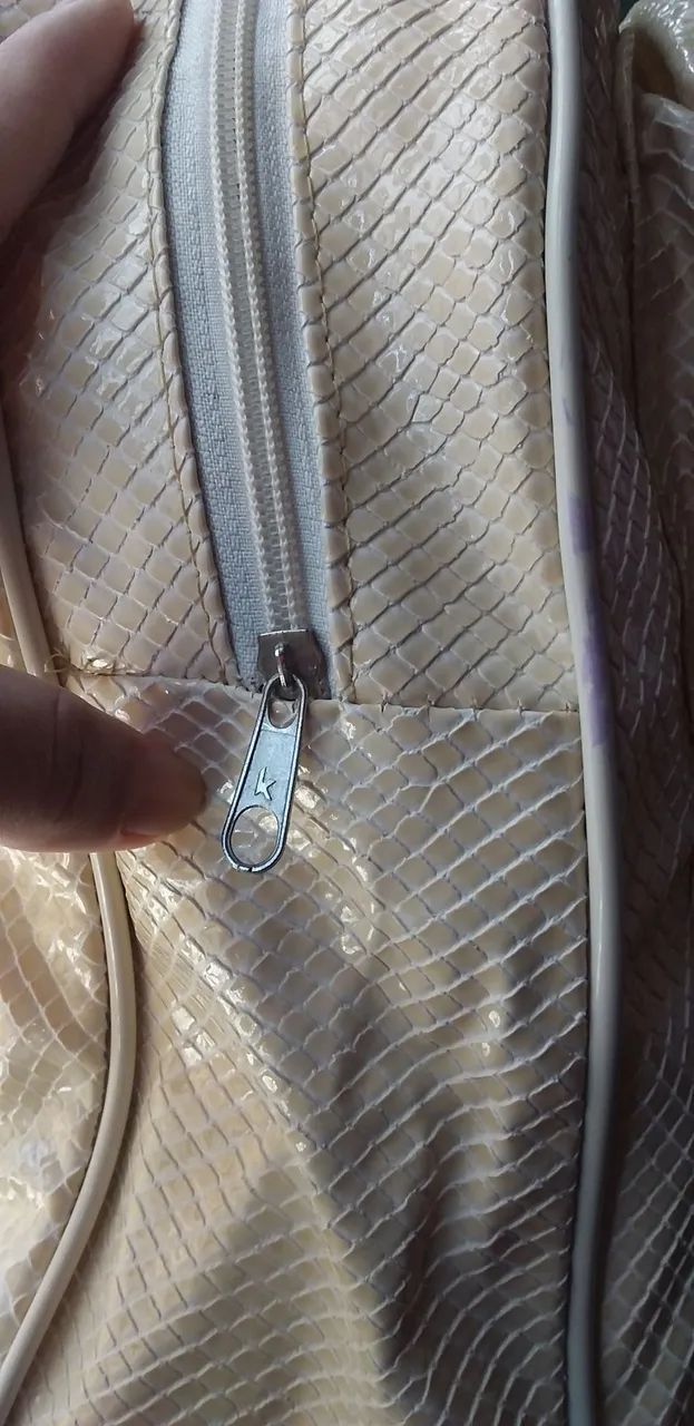Mochila bege com detalhes em branco - Foto 4