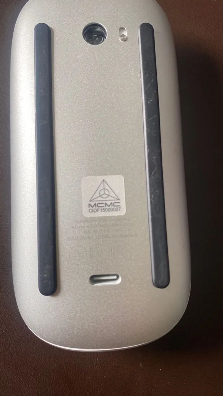 Mouse Apple Magic Mouse 2  Sem Fio - Recarregável USB-C - Branco/Prata - Foto 2