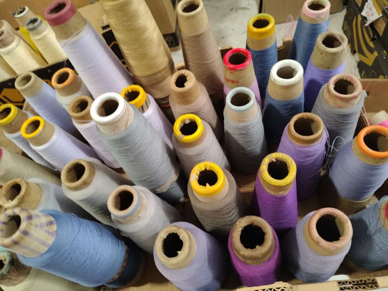 Cones de fios de Overlock - Preço de Desapego! 