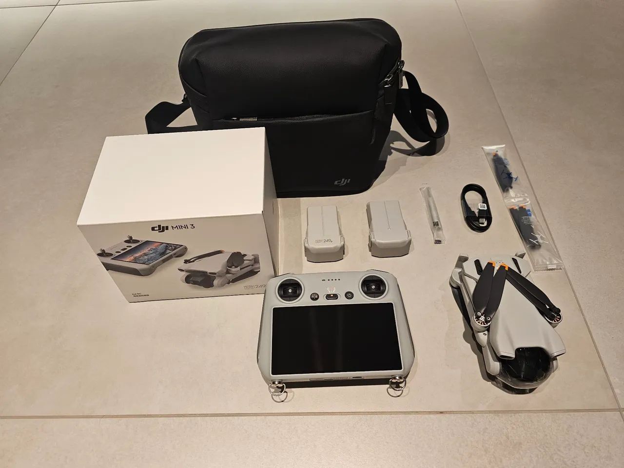 Drone Dji Mini 3 Standard com Case + 2 baterias - APENAS (1 mês de uso) Em 10X sem juros.  - Foto 2