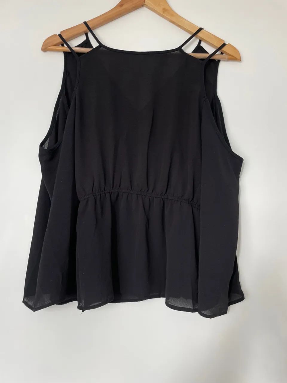 Blusa preta com decote ombro a ombro tam G Aishty - Foto 4