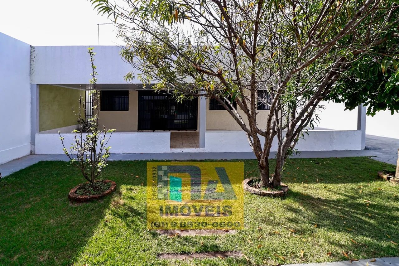 Alugo duas casas independentes em um lote de 800m, em condomínio fechado.