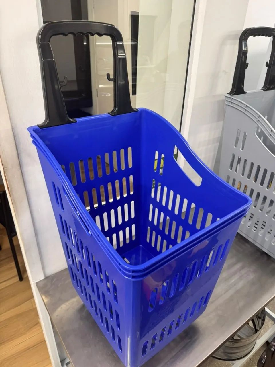 Carrinho cesta para compras com rodízios - para padarias , mercadinhos - conveniência - Foto 5