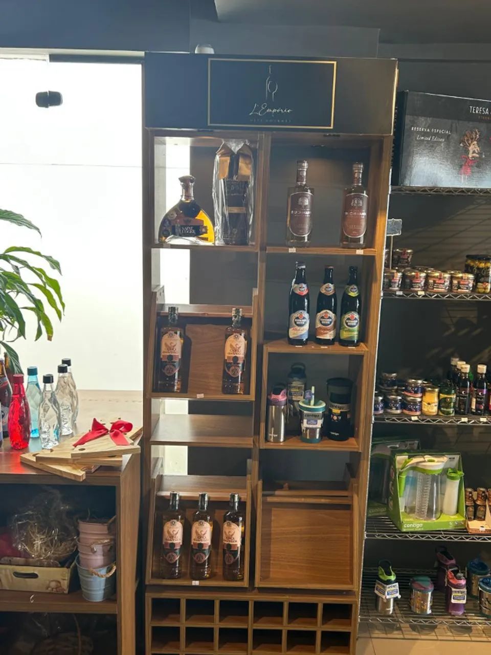 Expositor garrafas de vinhos - iluminação LED