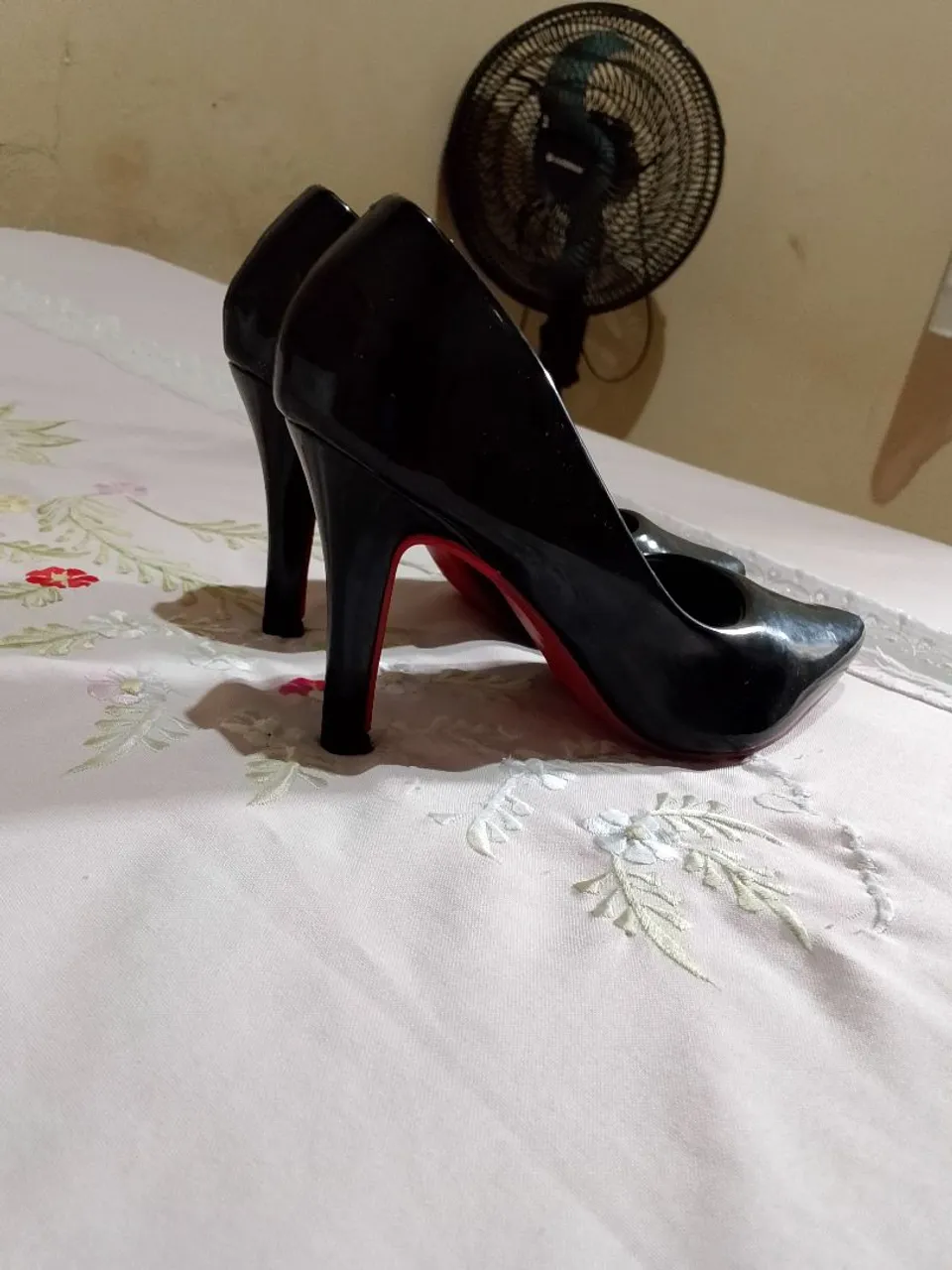 Scarpin Salto Fino Preto com Sola Vermelha