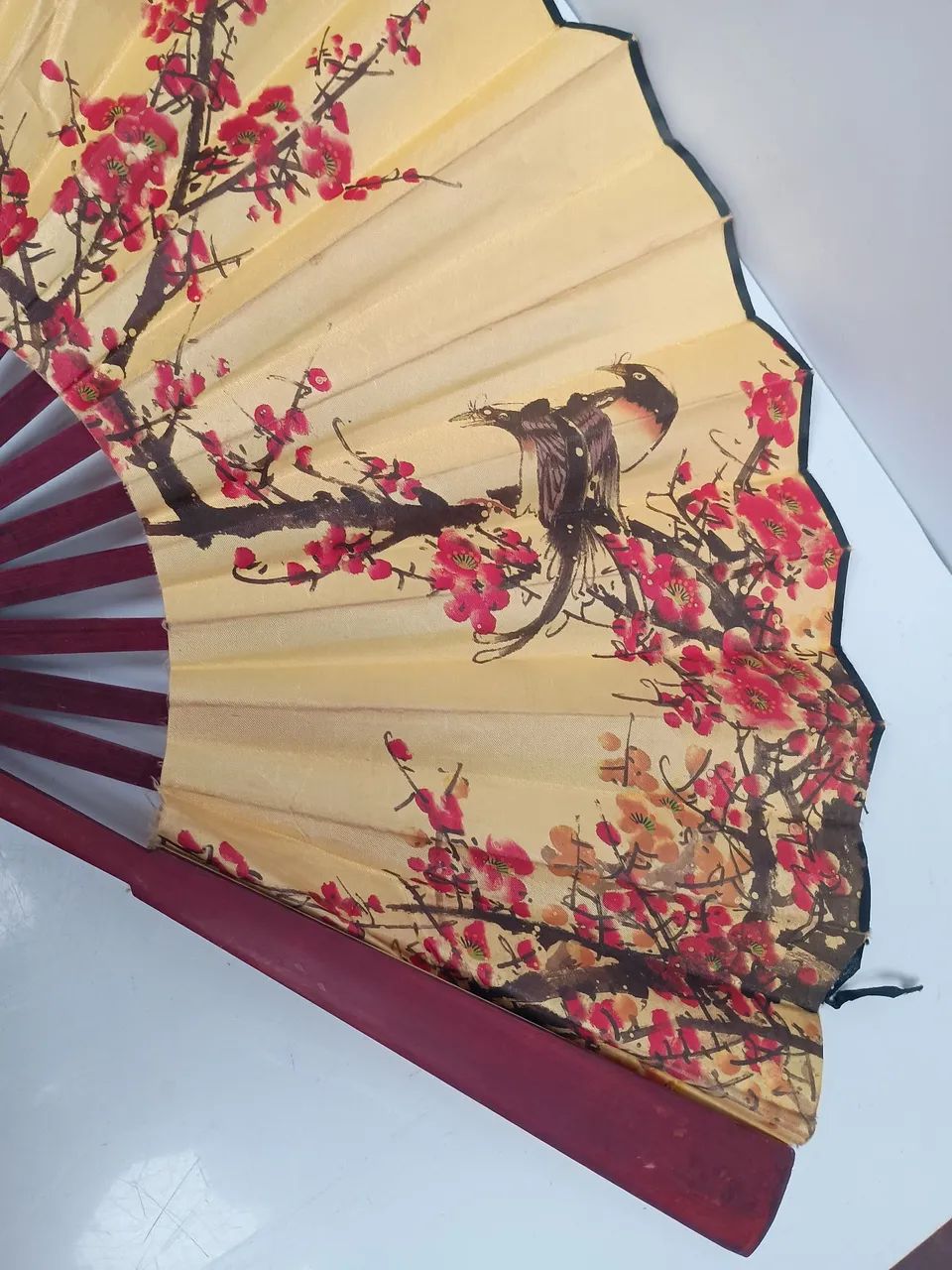 Leque de mão tecido estampado oriental aberto 53 cm x 33 cm - Foto 3