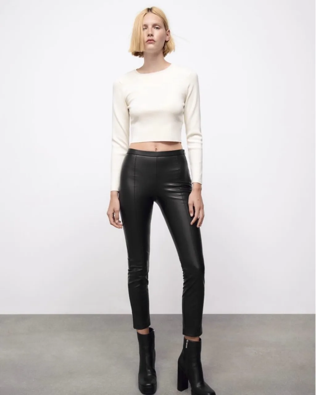 LEIA A DESCRIÇÃO - Calça Preta de Couro Sintético Zara