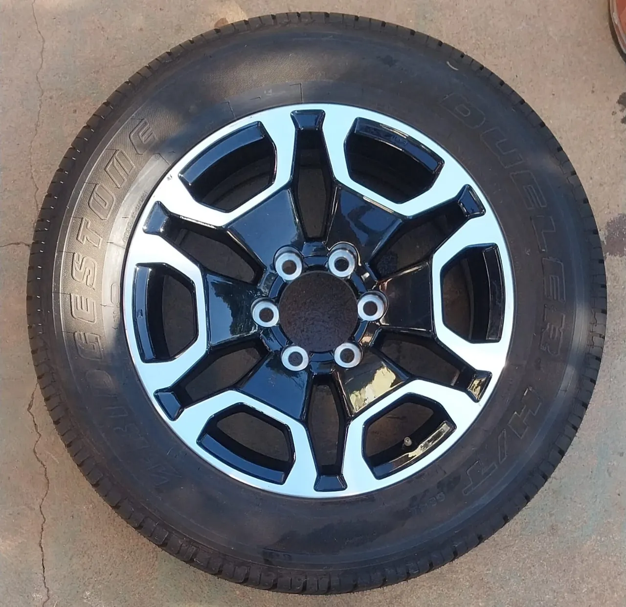 Roda de Liga Leve Aro 18 e pneu novo Bridgestone 265 60 18 h/t
