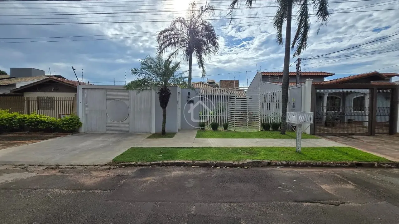 CASA COM 4 QUARTOS, ÁREA GOURMET E SOBRADO