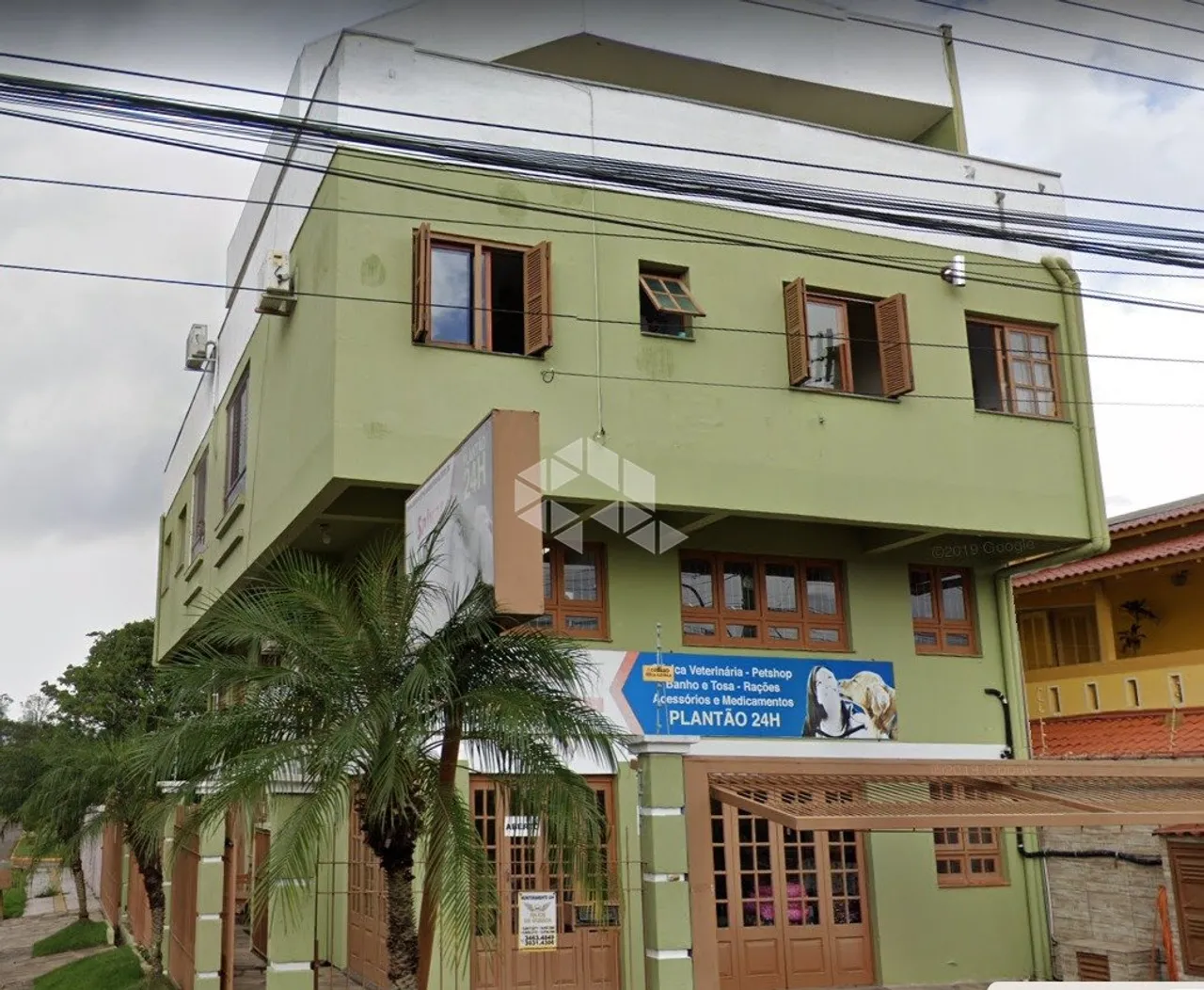 Prédio Residencial com 3 apartamentos e 1 sala comercial no bairro Moinhos de Vento em Can