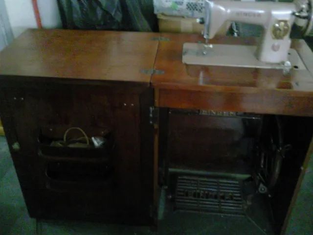 Maquina de costura Singer com gabinete completo, costura reta, 