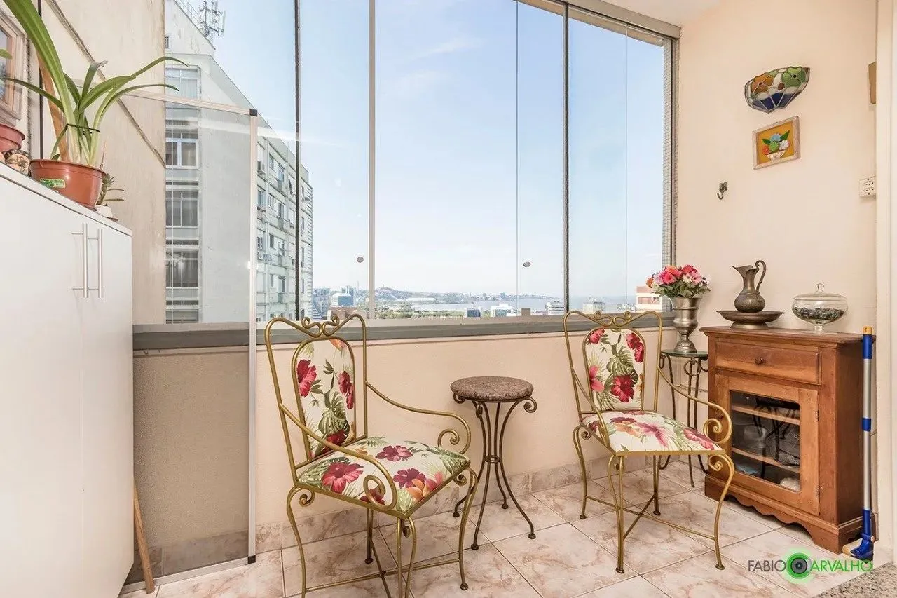 Lindo apartamento com uma vista maravilhosa para o Guaíba. Todo reformado com móveis plane