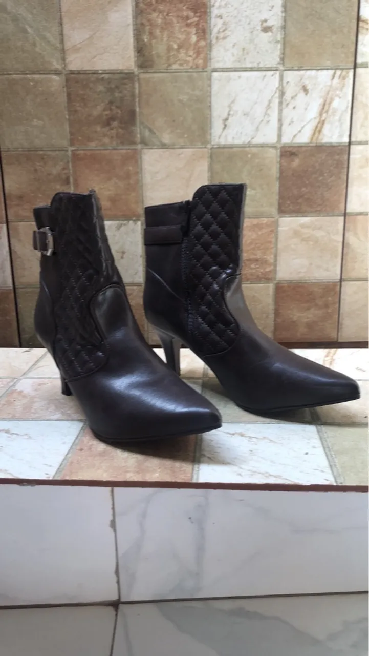 Bota semi nova em couro, confortável