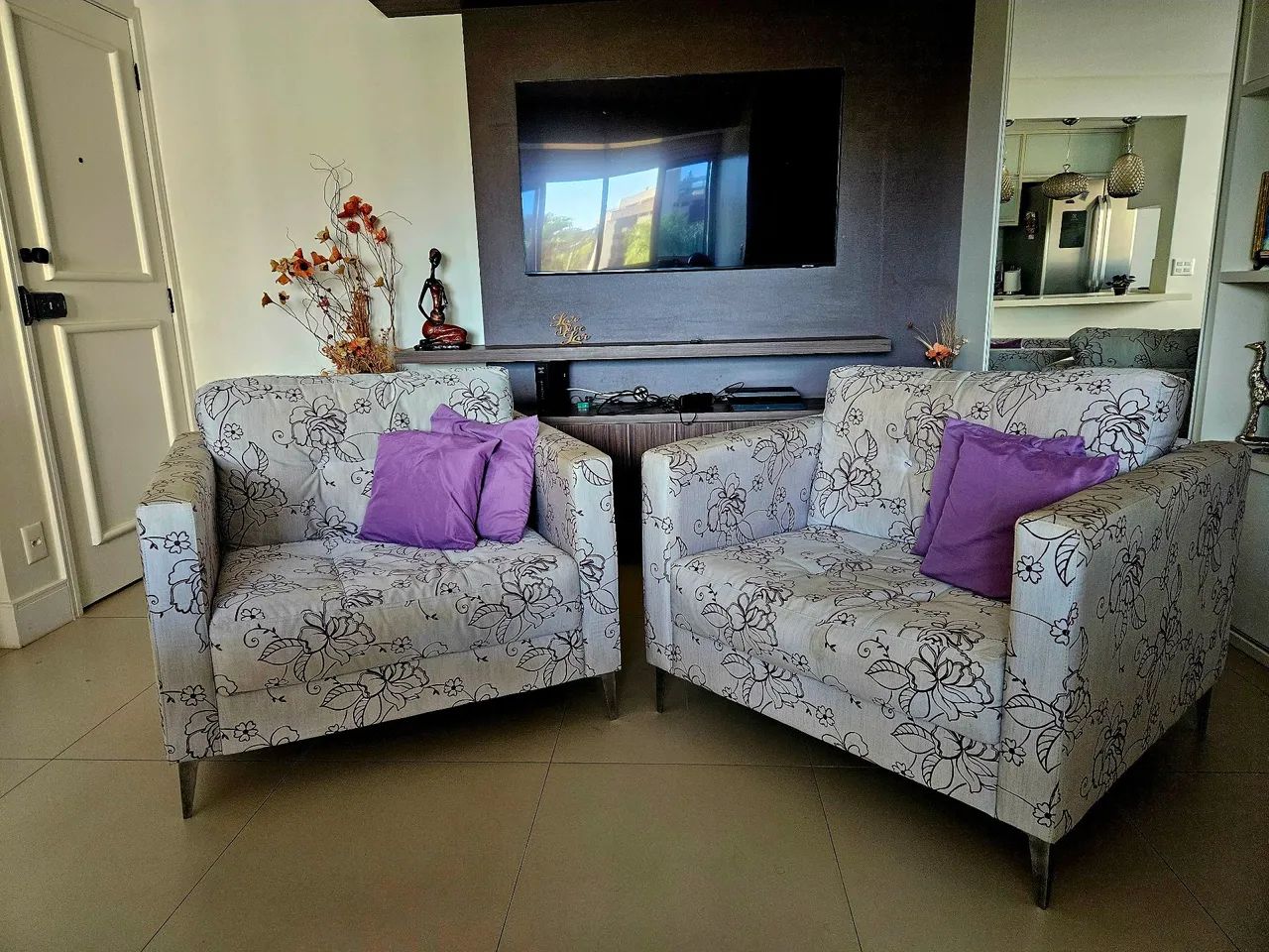 Aproveite! Lindo par de poltronas namoradeiras. Baixou o preço!!
