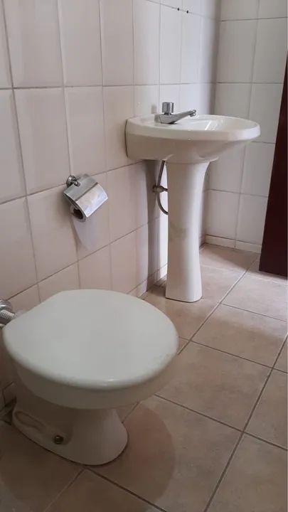 Vaso sanitário e pia bege em ótimo estado