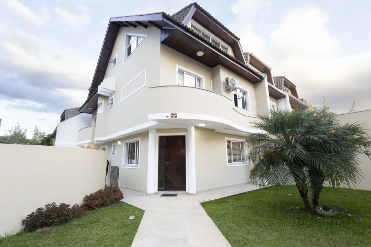 Sobrado em SANTA FELICIDADE com 235,61m²