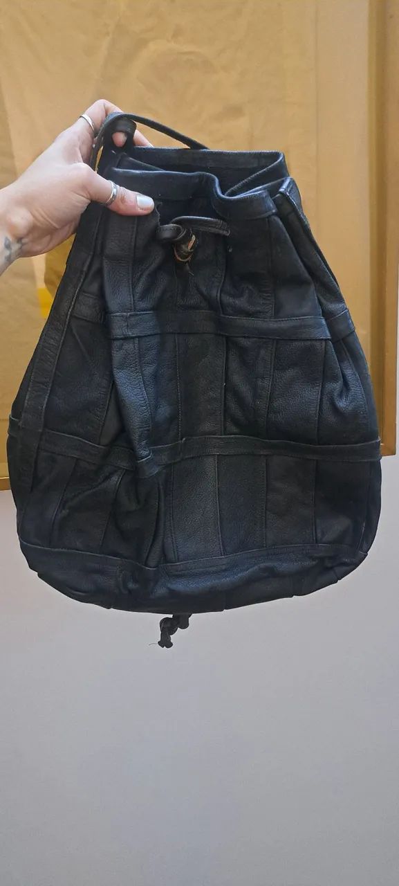 Bolsa saco preta de couro legítimo