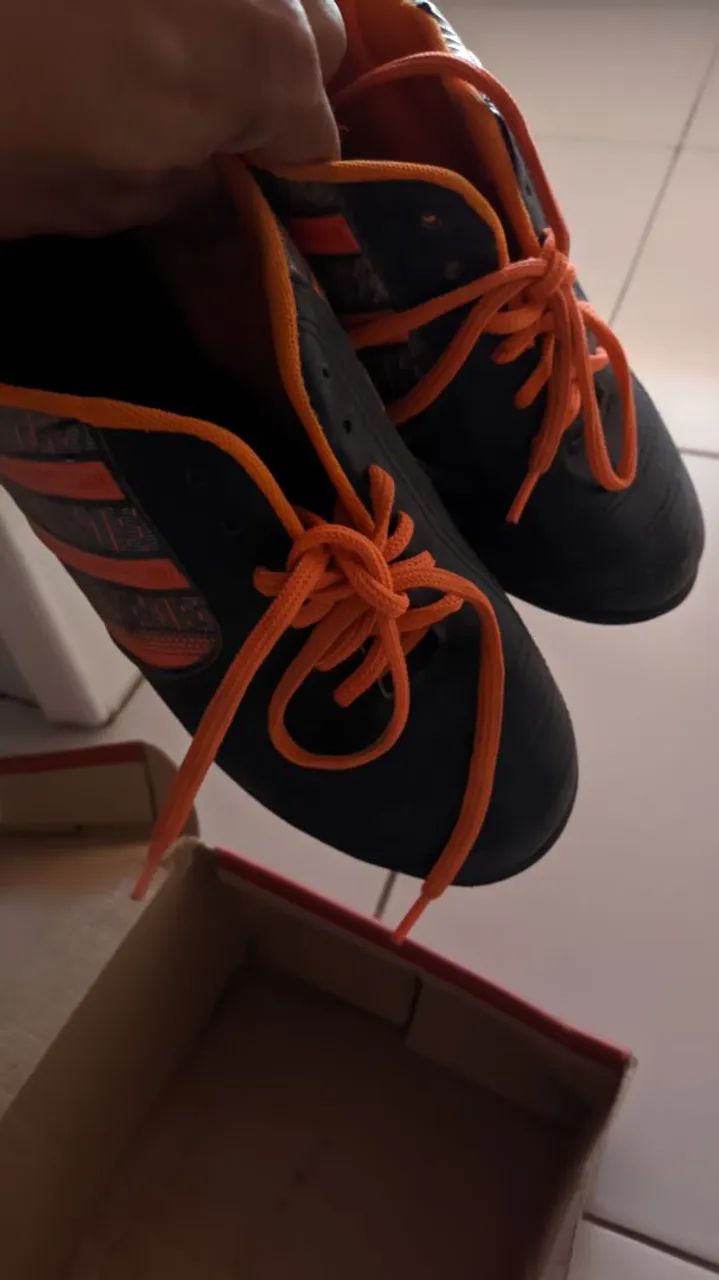Chuteiras  - Pretas com detalhes Laranja