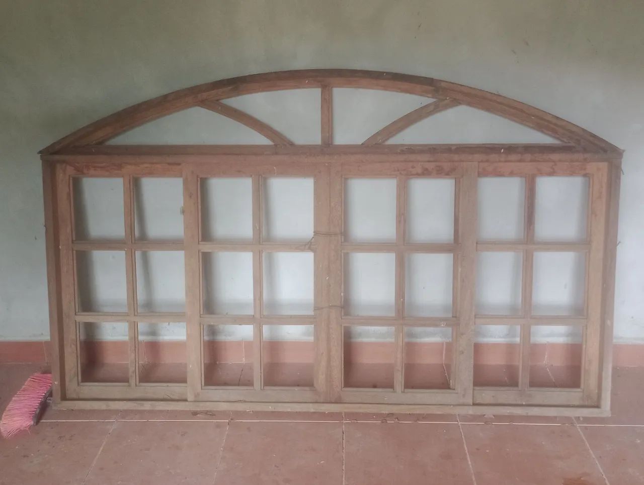 Janela de Madeira com Design Arredondado64253357816450120