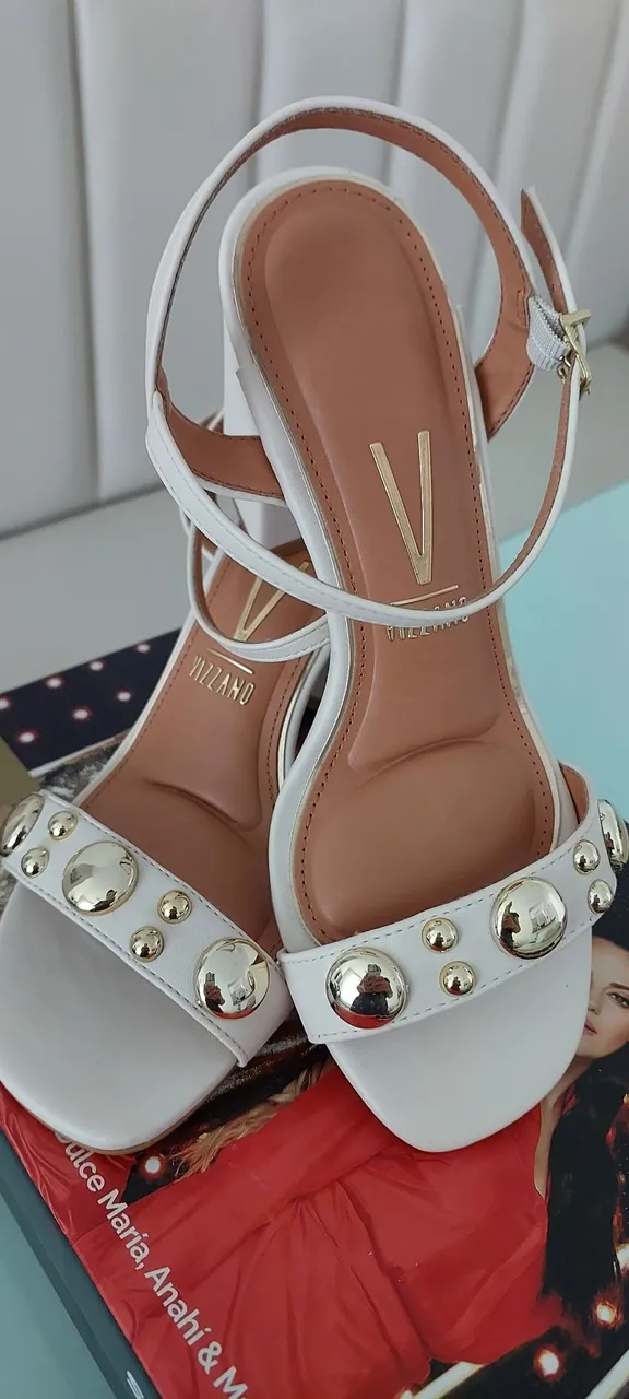 Sandália branca com detalhes em dourado