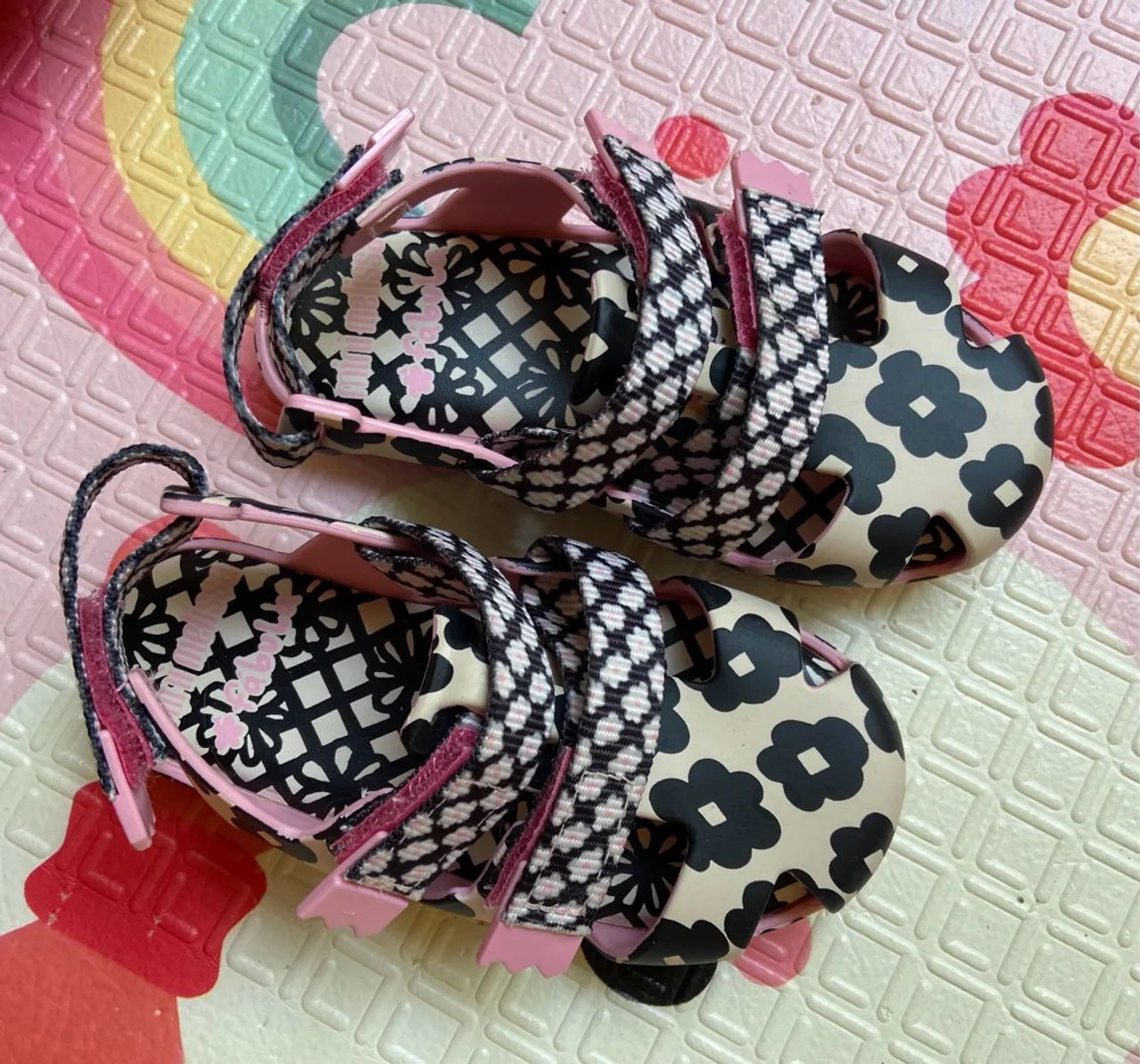 Melissa x Fábula ajustável velcro florida preta branca como nova 1 uso tamanho 22 - Foto 2