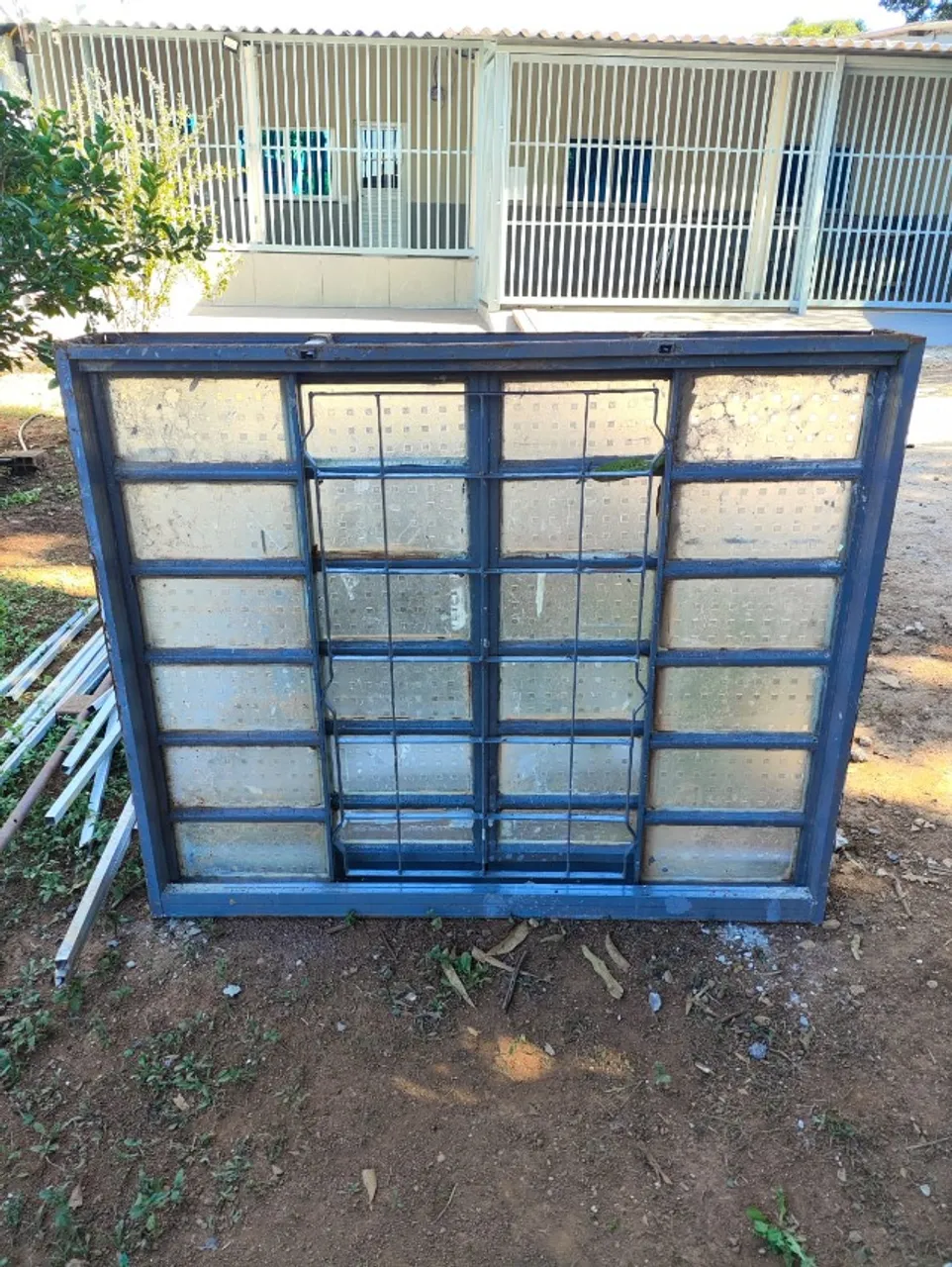 Grade de proteção em aço + 4 janelas veneziana com vidros + 1 janela banheiro com vidro