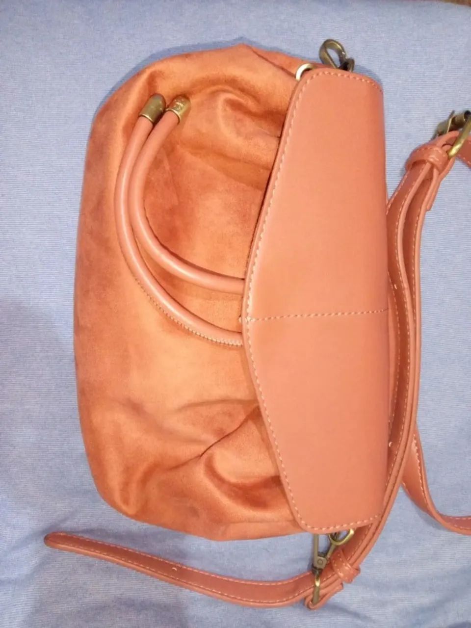bolsa coral transversal média suede com tampa e alça - Foto 2