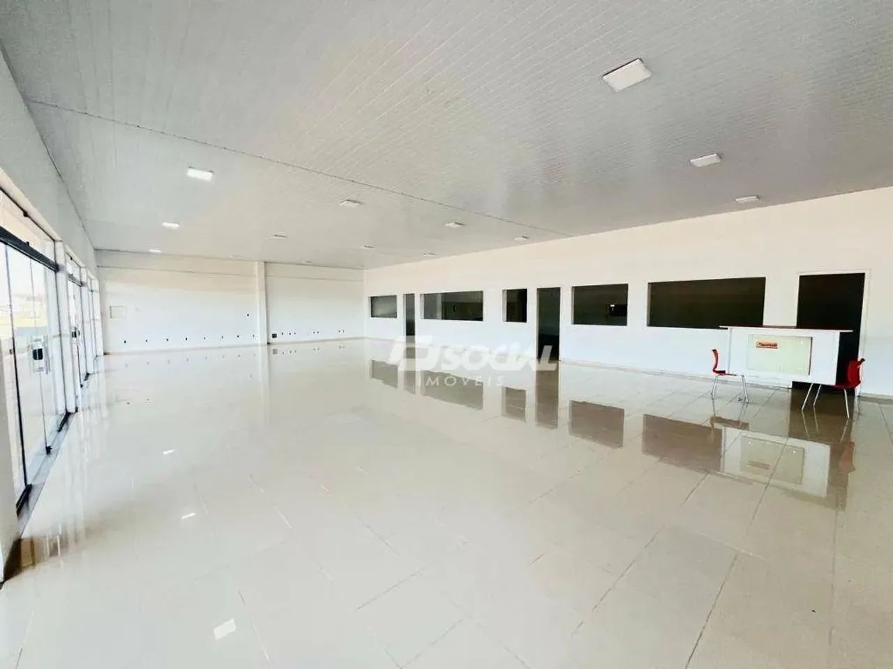 Amplo Galpão comercial recém reformado para locação com estacionamento privativo e pátio d - Foto 7