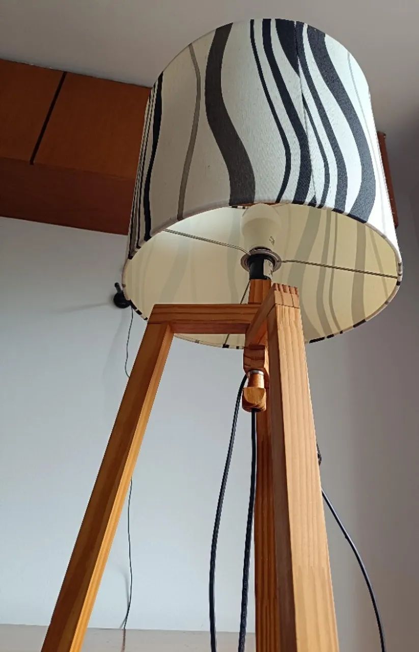 Luminária de Chão Abajur de Madeira com Cúpula - Foto 2