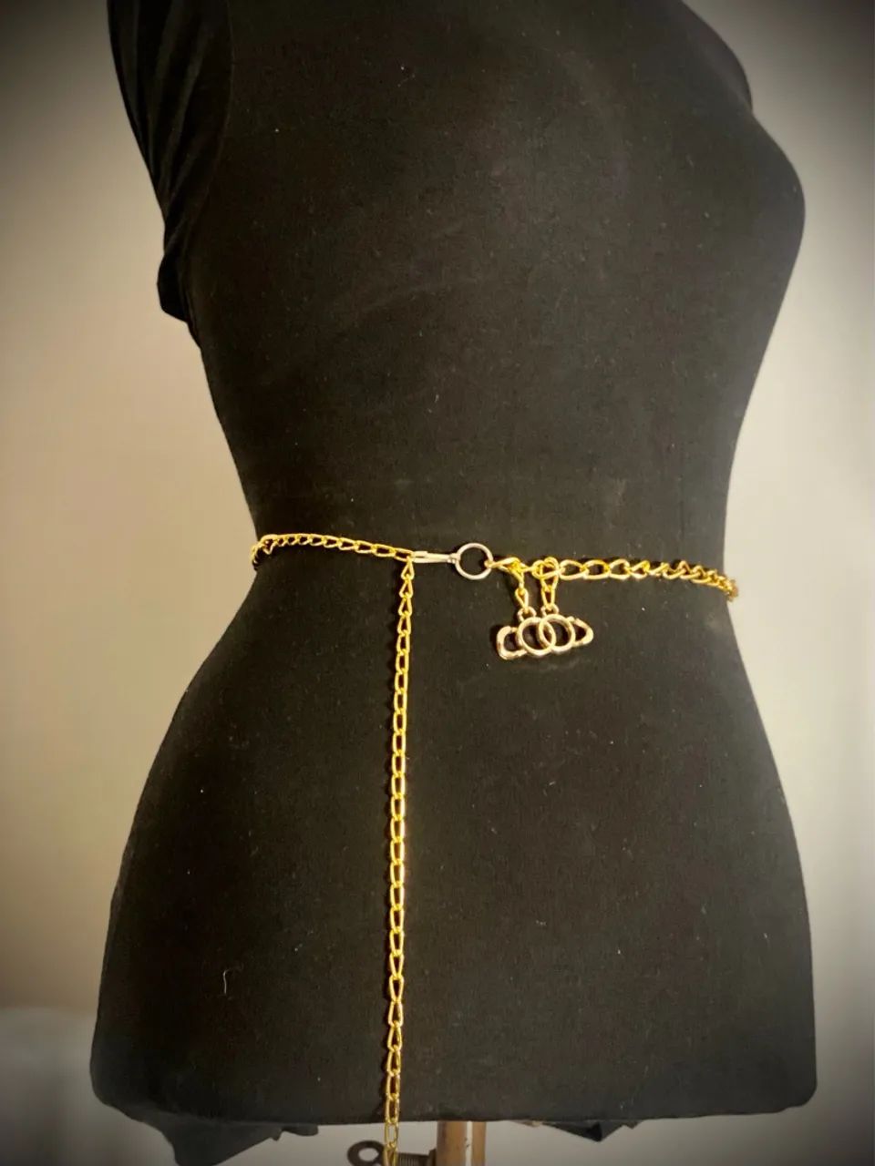 Cinto de corrente dourada com pingente