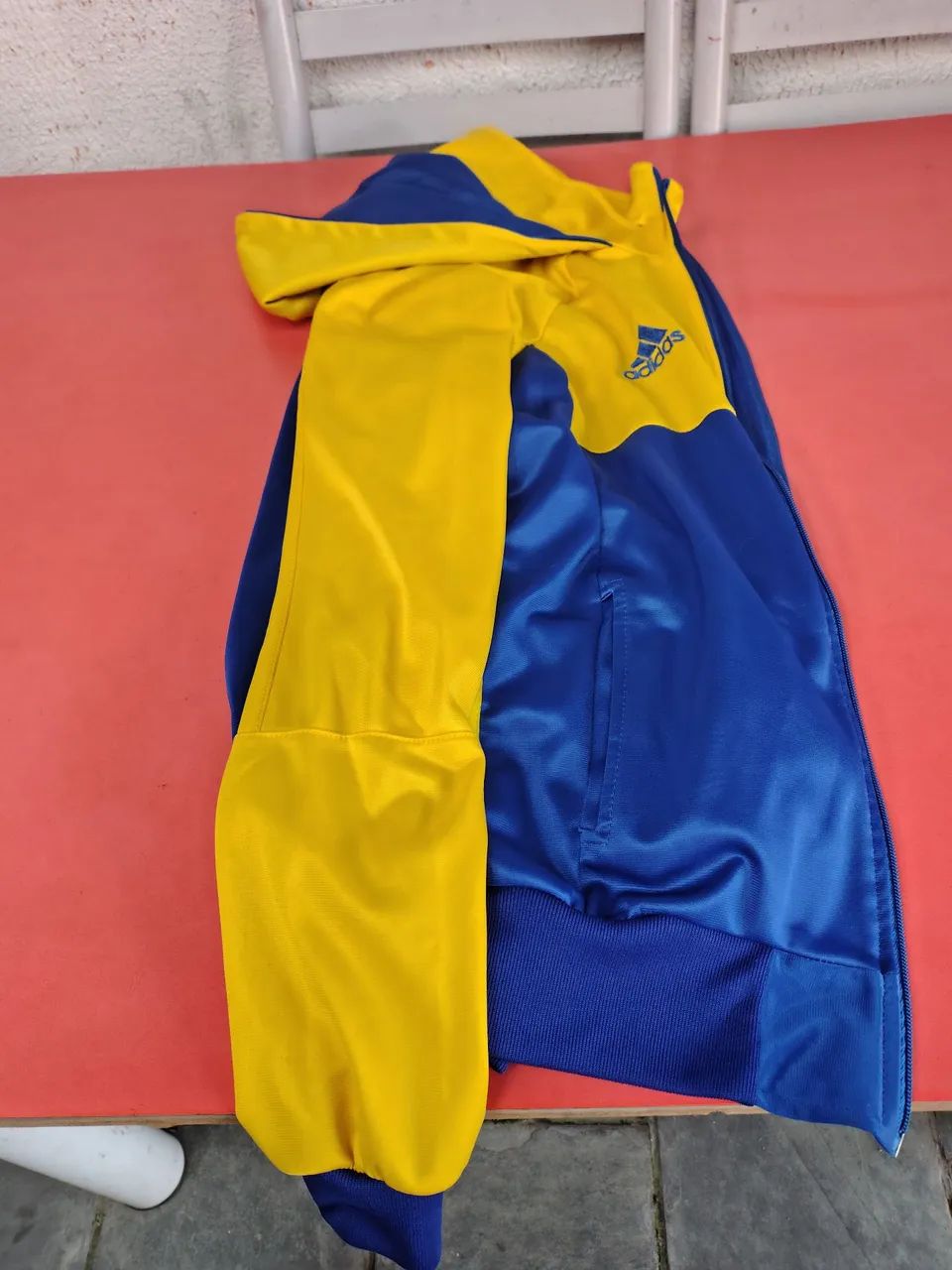 Vendo uma blusa da Adidas tamanho m 