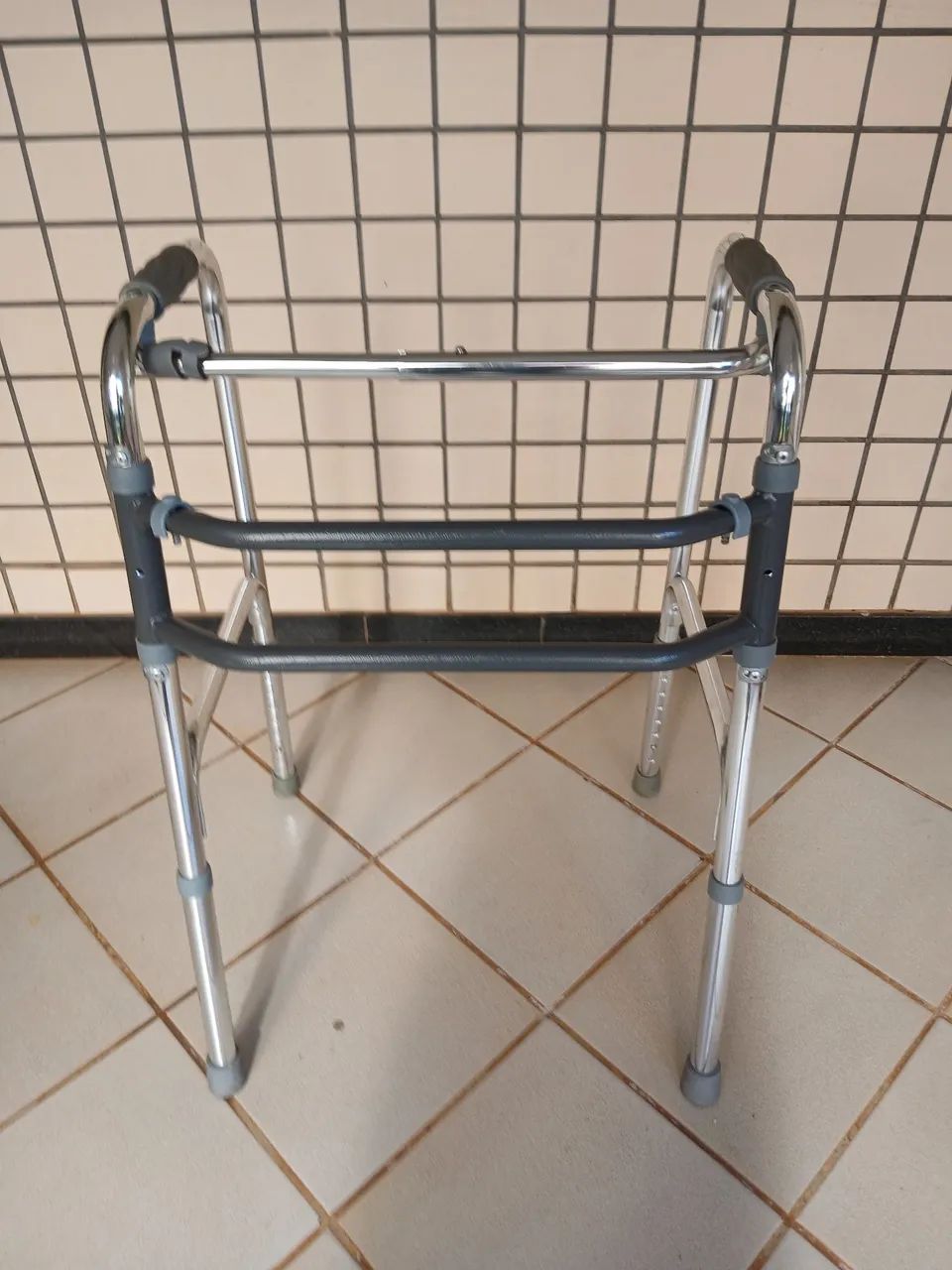 Andador de alumínio dobrável