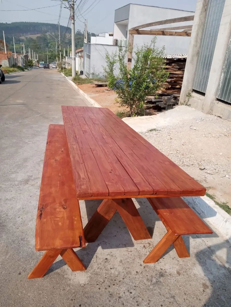 Mesa de madeira com bancos