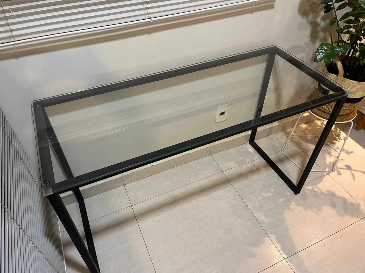 Escrivaninha somente a base metálica