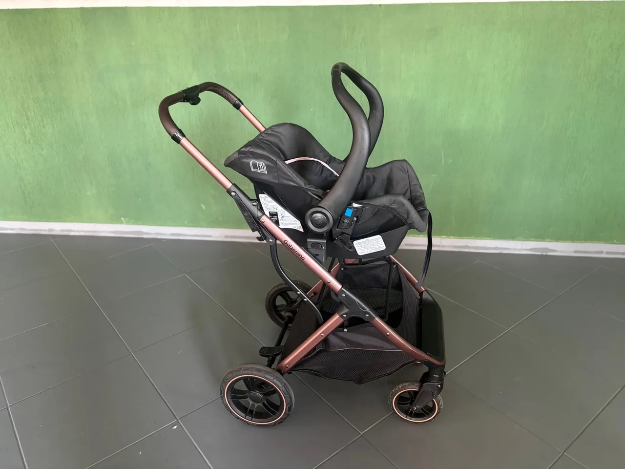Carrinho de Bebê Galzerano com Bebê Conforto