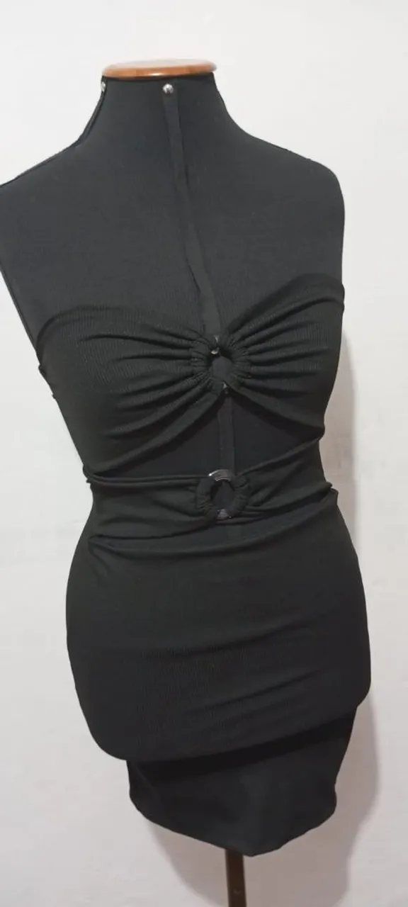 Vestido preto com detalhes