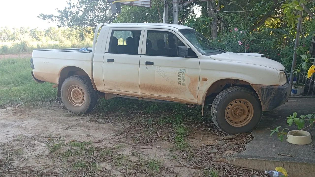 Mitsubishi L200 GL 2.5 4X4 CD Diesel 2010 - Foto 3
