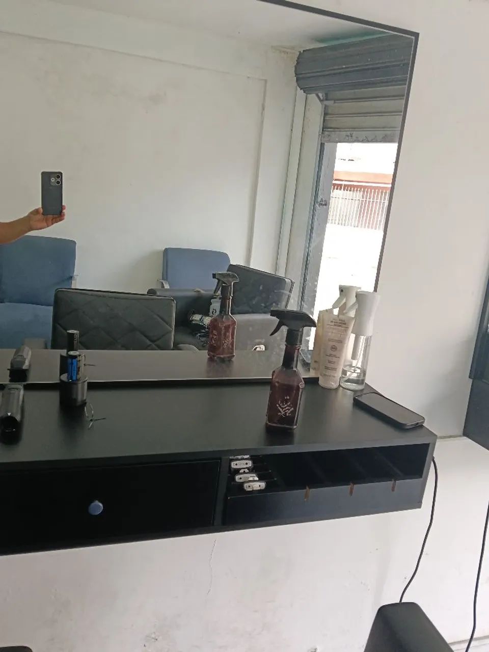 Cadeira de barbeiro e painel com espelho  - Foto 3