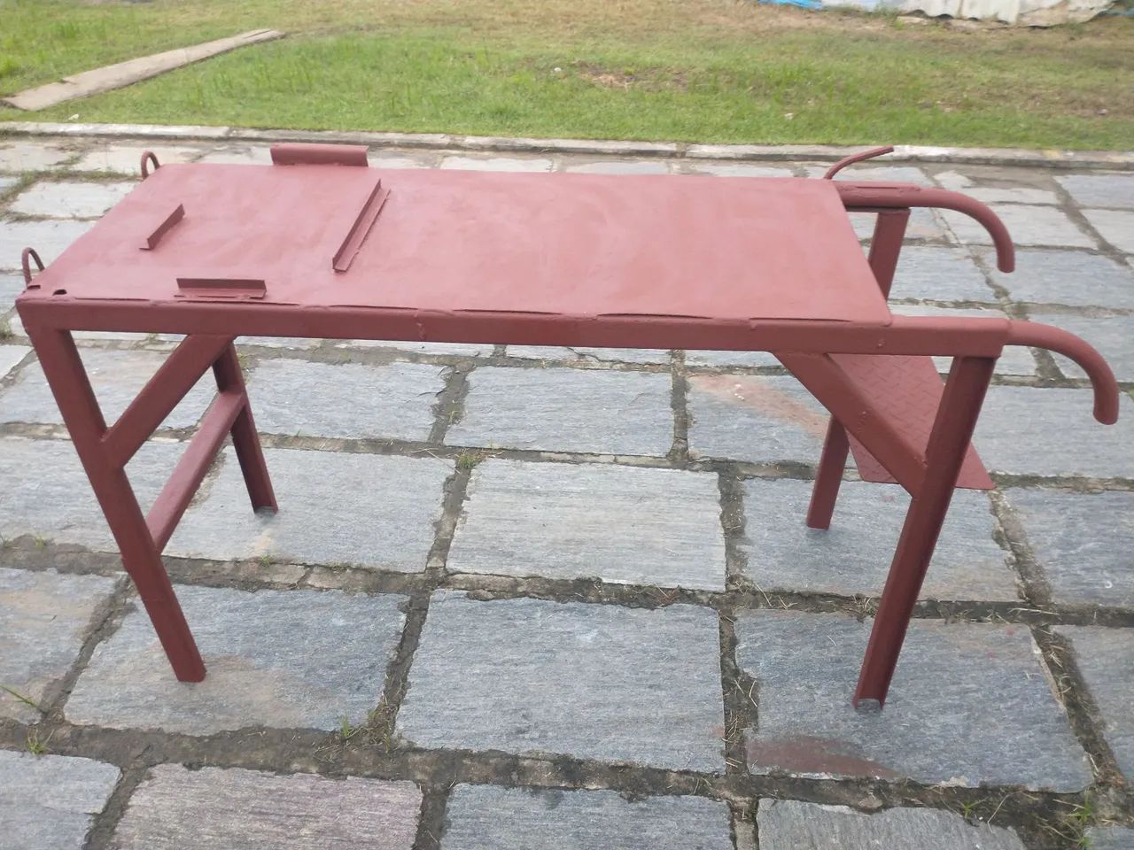 Mesa de ferro resistente e prática. - Foto 2