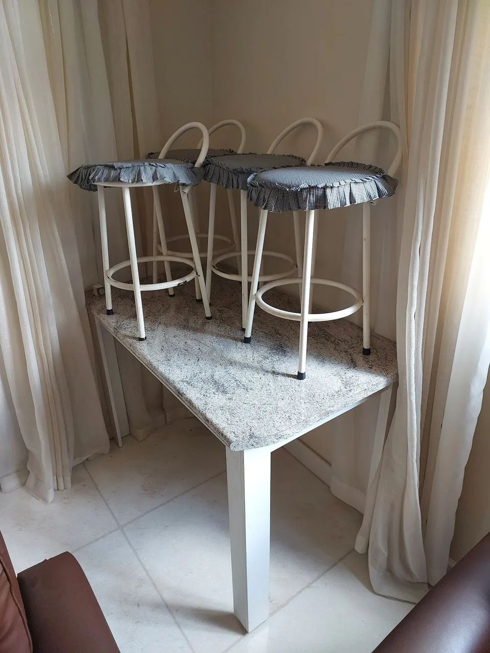 Mesa de cozinha e 4 cadeiras