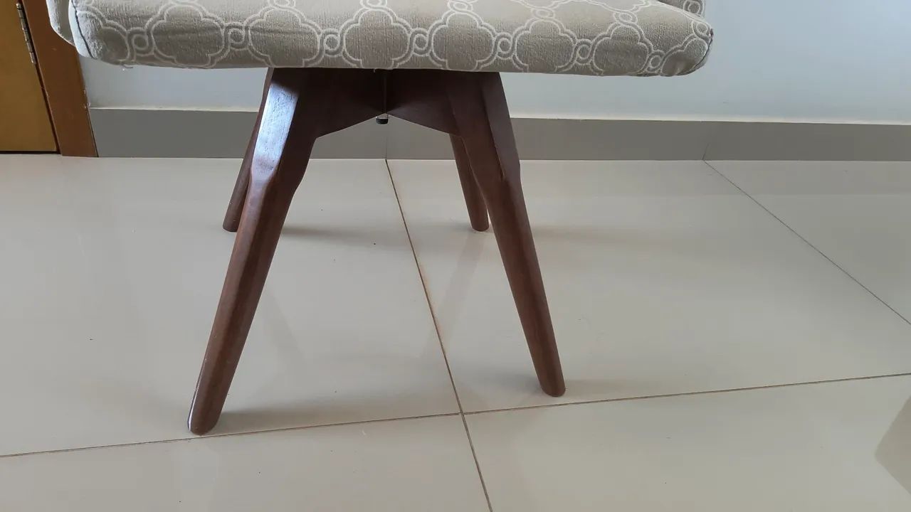 Poltronas estilosas tecido com pés de madeira - Foto 3