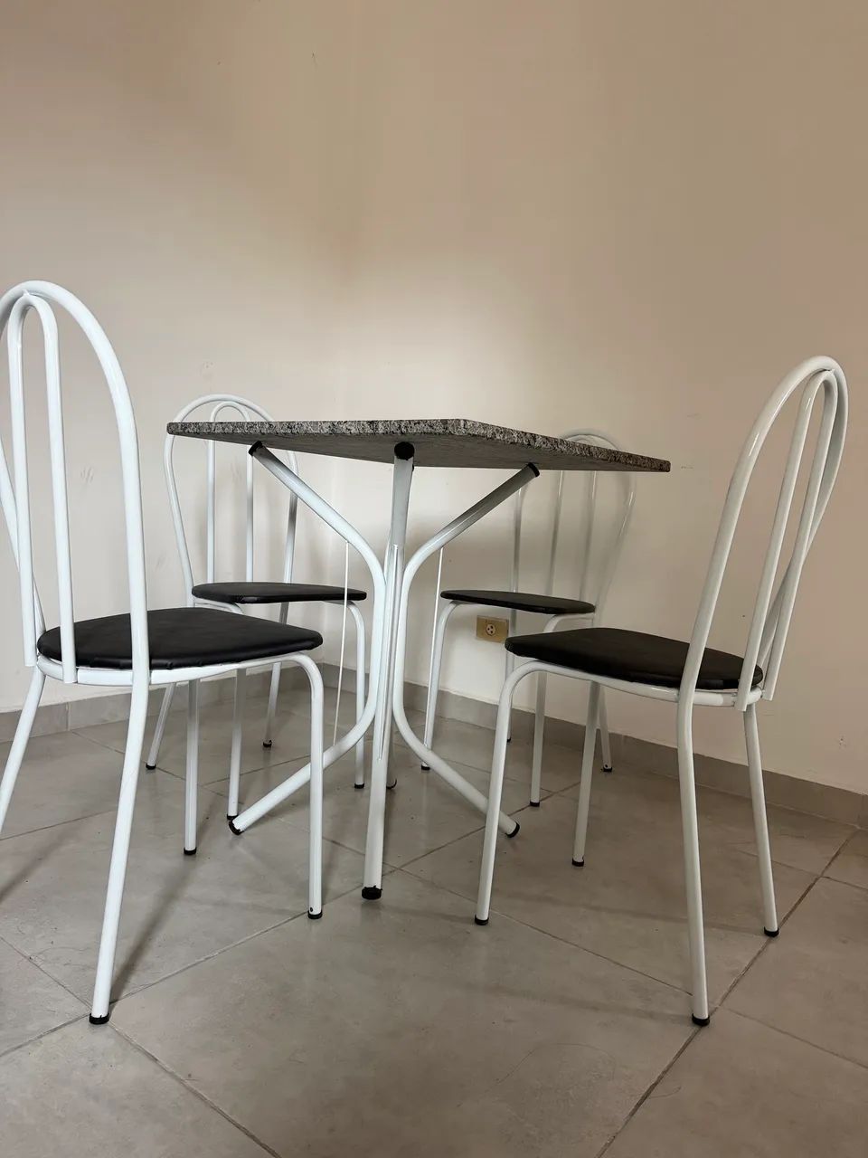 Mesa com 4 cadeiras