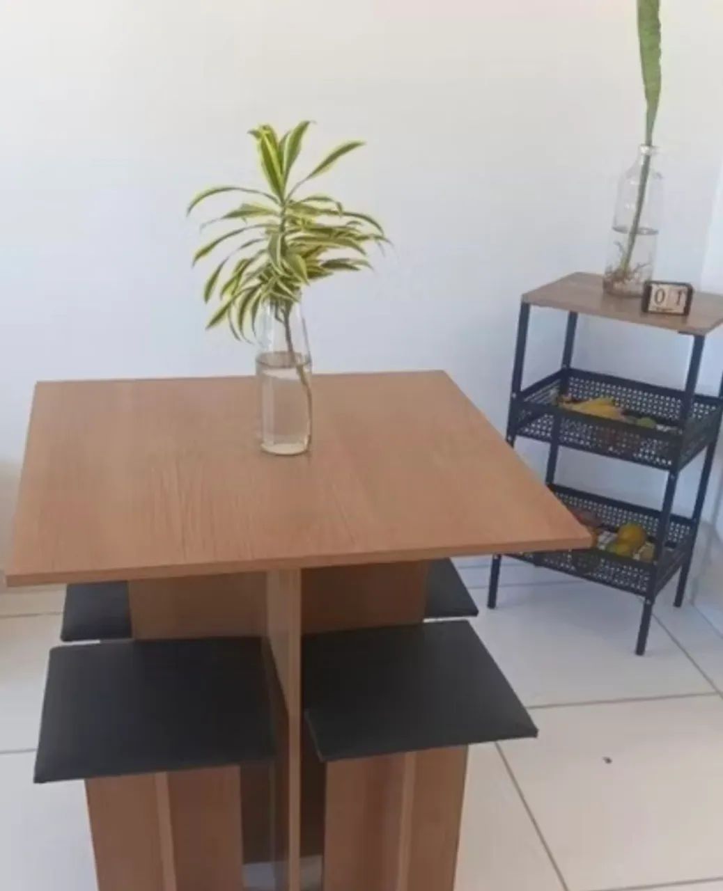 Mesa de jantar com 4 banquetas - Foto 2