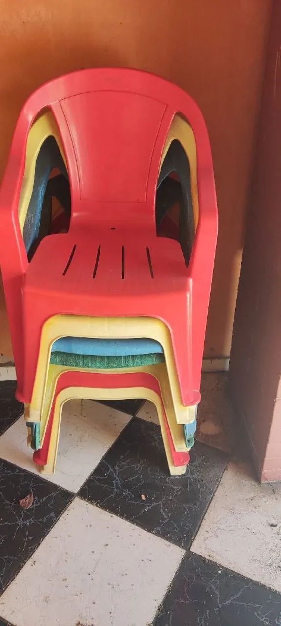 Mesa e cadeira de plastico