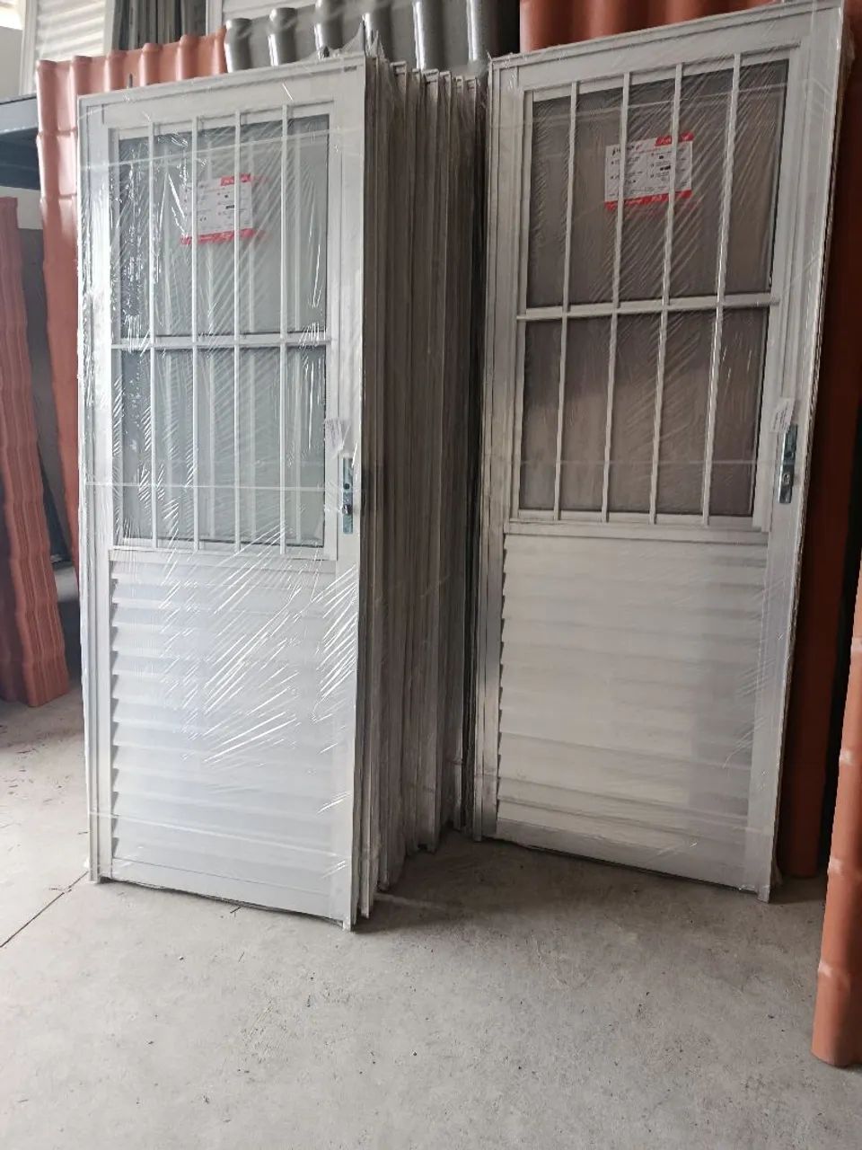 Porta de alumínio com vidro e grade 80cm.  R$480.00 a vista - Foto 4