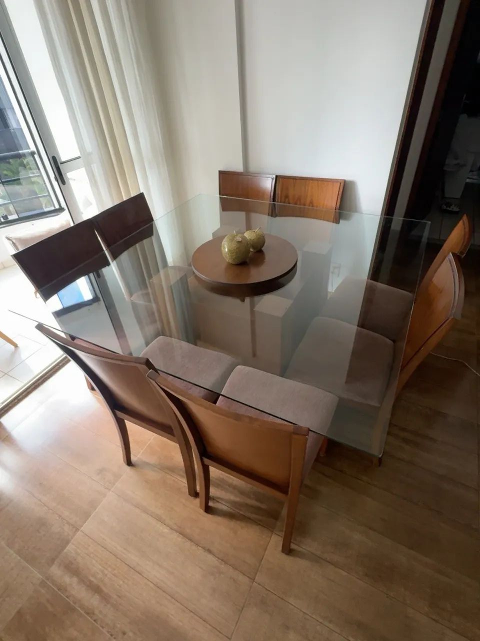 Mesa de Jantar com Tampo de Vidro + 8 Cadeiras de Madeira - Foto 2