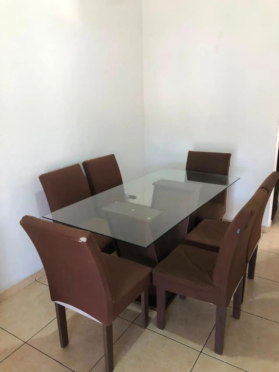 Mesa de vidro com 6 cadeiras em bom estado de conservação!