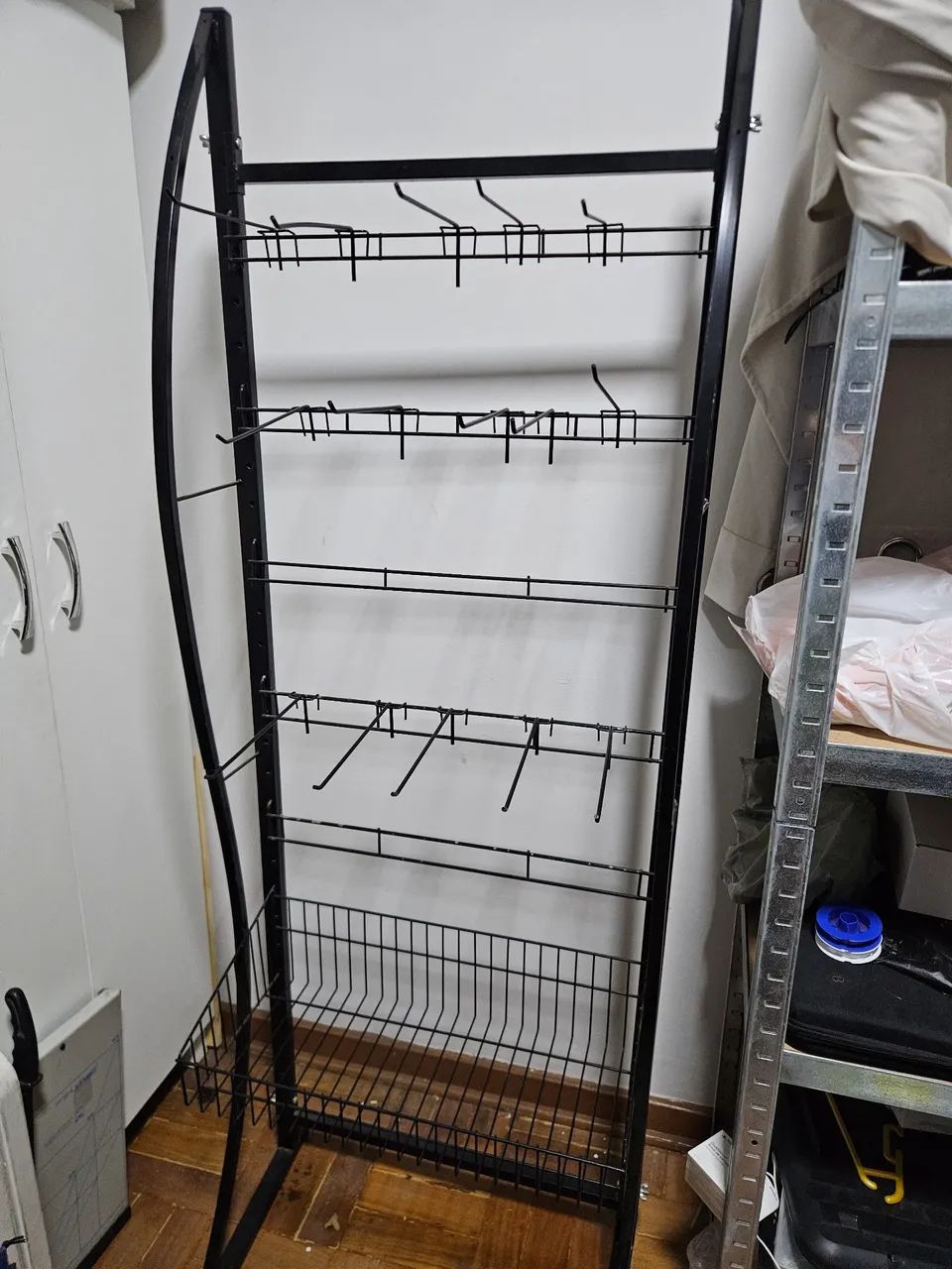 Expositor com gancho e cesta